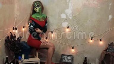 在万圣节流苏绿色可怕迷人的莱茵石骨架上的水纹脸艺术。 墨西哥公主糖鸥。 妇女